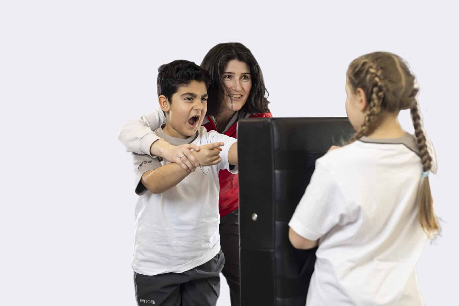 Eltern und Kind trainieren gemeinsam Selbstverteidigung beim WingTsun Helgers Eltern-Kind-Kurs in Viersen